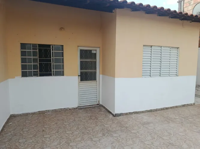 Aluga-se uma casa no valparaiso II setor anhanguera,condomínio fechado, portão automático