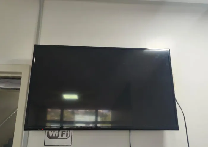 TV *Não é smart Tv* <br>Funcionando perfeitamente<br>Só colocar uma antena e assistir
