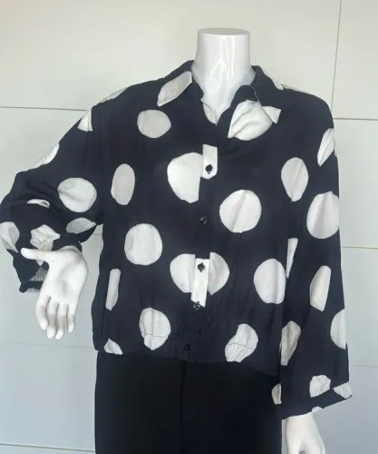 camisa poa preto e branco