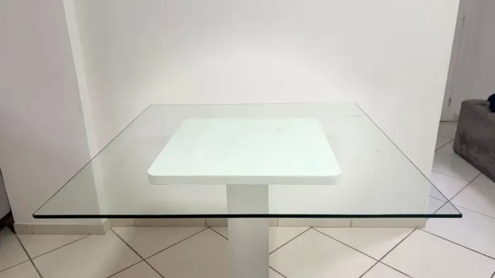 Mesa / suporte / vidro medidas 1,00 m x 1,00 m sem cadeiras m