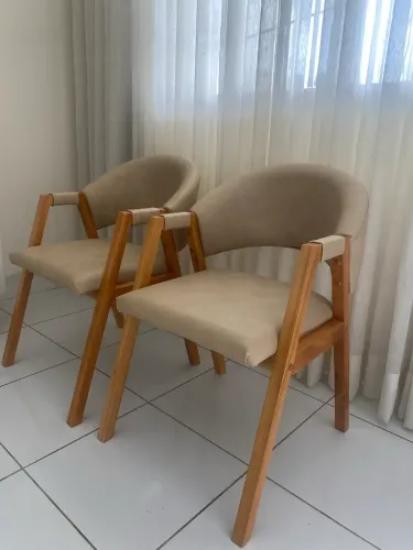 2 Poltronas bege em courino e madeira NOVA