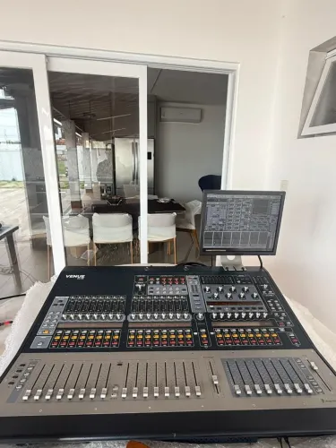 Vendo Mesa SC48 Bem Conservada