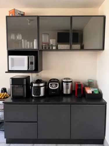 Cozinha Completa Bartira Linea com 6 Portas, 3 Gavetas, Portas de Vidro e Nicho