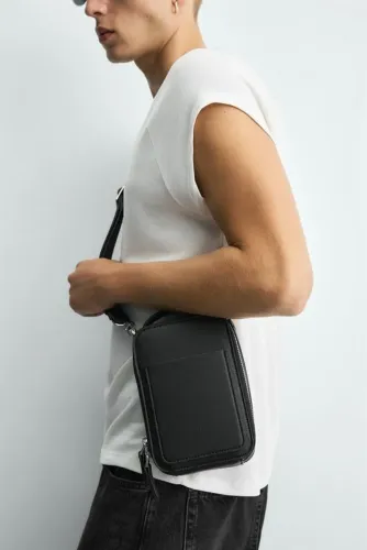 Bolsa transversal vertical ZARA, com compartimentos para smartphone e carteira, preta.