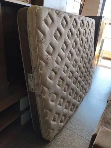 Colchão de casal QUEEN SIZE 1.98 POR 1.58 bem conservado ((ENTREGO GRATIS))