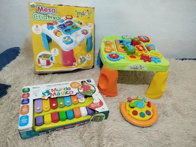 Lote de brinquedos novos mesinha educativa, volante musical e piano colorido.