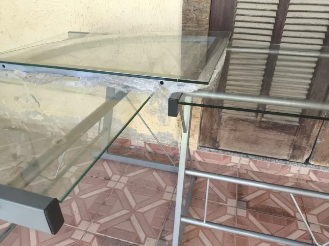 Mesa em aço escovado e vidro em L , sem nenhum tipo de avaria, pode ser usada como duas.