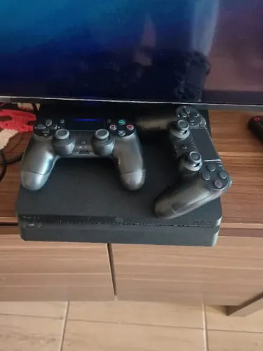 Vendo ps4 com dois controles e dois jogos, estado de novo com pouco tempo de uso.