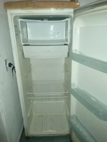 Vende-se uma geladeira