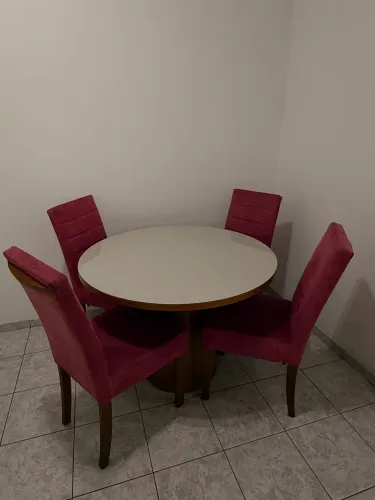 Vendo mesa de jantar com 4 cadeiras estofadas