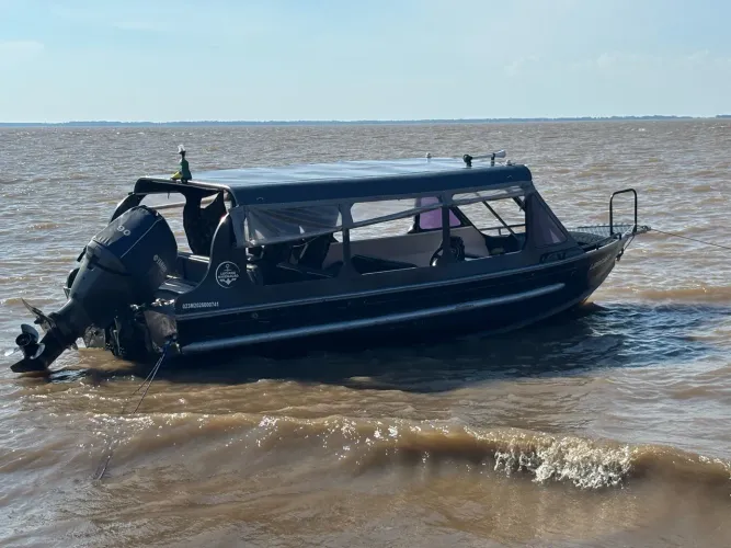 Vendo uma lancha sem motor só o casco