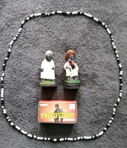 Casal de preto velhos