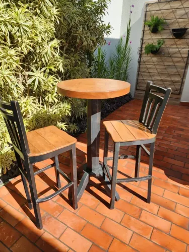 Conjunto de mesa alta bistrô com duas cadeiras em madeira de demolição
