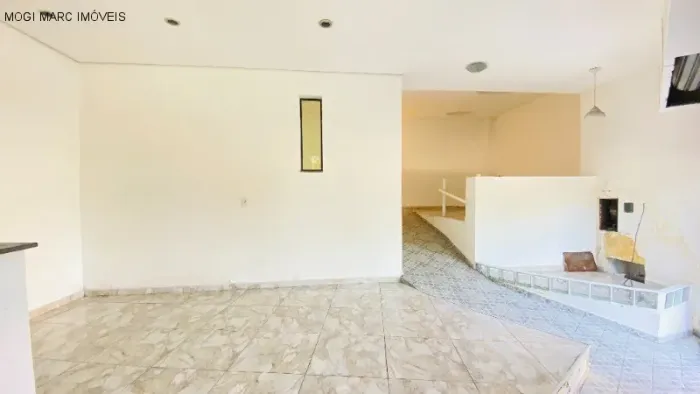 Salão Comercial à Venda no Centro de Mogi das Cruzes-SP: 2 Salas, 2 Banheiros e 200m² de Á