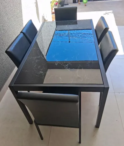 Mesa com 6 cadeiras.