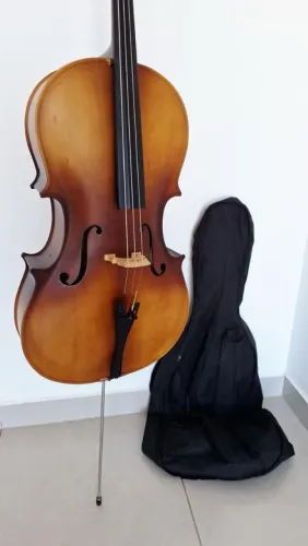 Violoncelo 3x4 com arco e capa - seminovo