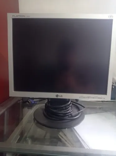 Monitor LG Flatron L1550S, 15 polegadas, tela LCD. Equipamento com marcas naturais de uso