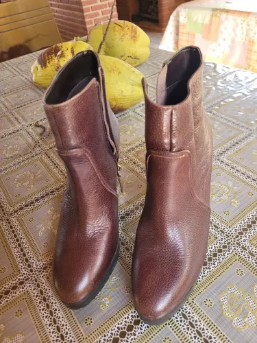 Botas semi novas lindas