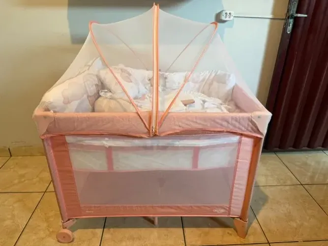 Berço Portátil Cosco Kids Nanny Rosa Rajado + Enxoval