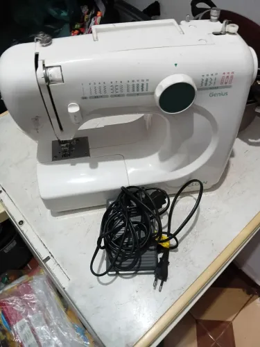 Vendo máquina de costura elgin genius 550 reais