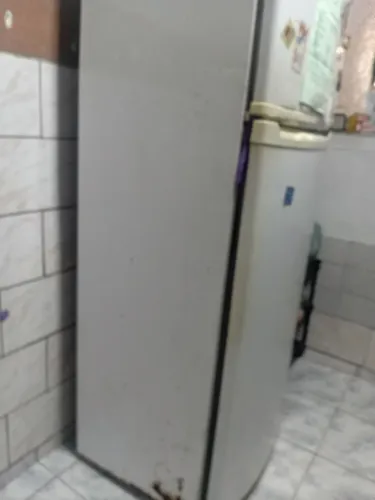 Vendo uma geladeira duplex duas portas, mas está faltando, esta com problemas no gás