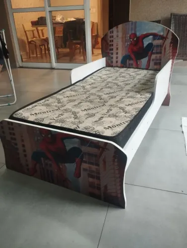 Cama infantil com colchão - Tema : Homem Aranha