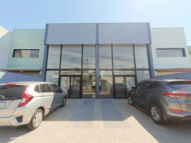 Loja comercial com mezanino e pátio privativo no Mont Serrat, Canoas