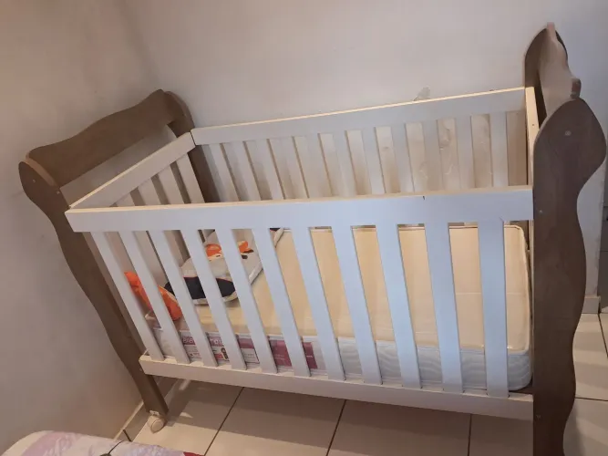 Berço com colchão bem conservado 