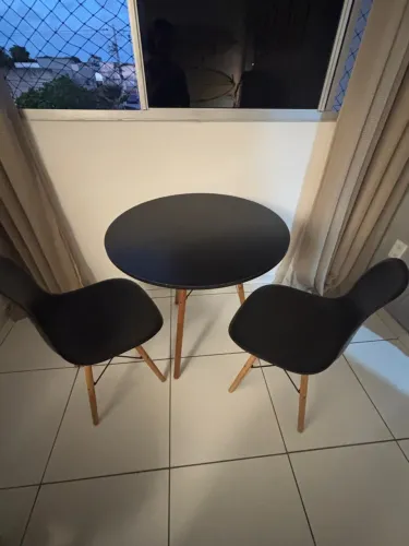 Mesa Tripé Preto 77 cm + 2 cadeiras Eiffel 