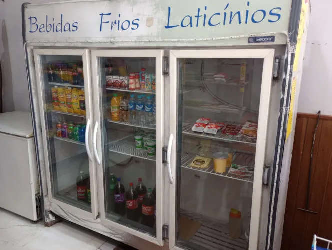 Vendo expositora 3 portas refrigerando normalmente uso ela modelo não congela