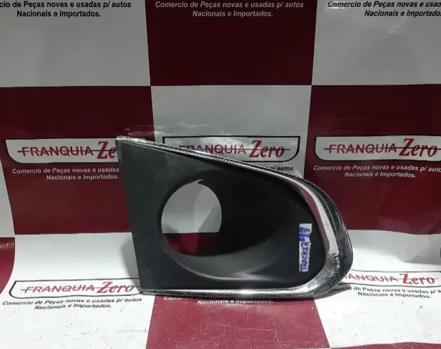 Moldura farol de milha Tracker lado direito.