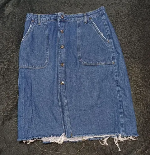 Short jeans longo<br><br>Tamanho 40.<br><br>Usada<br><br>? R$ 20,00.