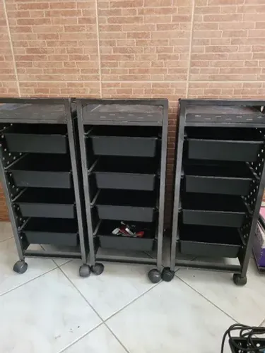3 Carrinhos auxiliar de metal cabeleireiro Ikesaki.