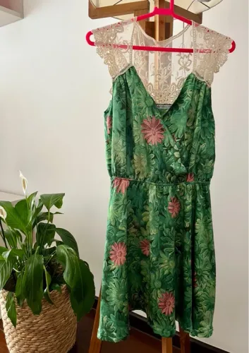 Vestido Floral detalhe renda