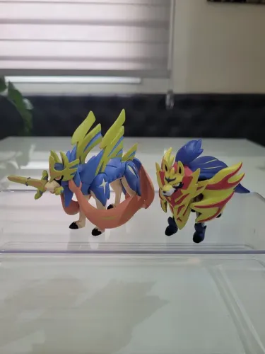 Bonecos Pokémon Zacian e Zamazenta