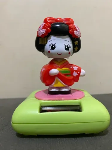 Bobblehead Gueixa japonesa de kimono movido a luz do sol!