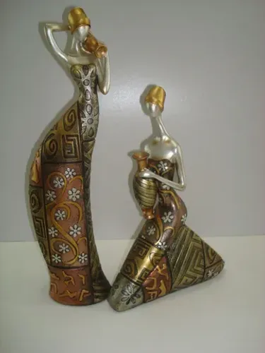 1 fig. dama c/jarro - 1 fig. dama sentada de joelhos - de resina - novas