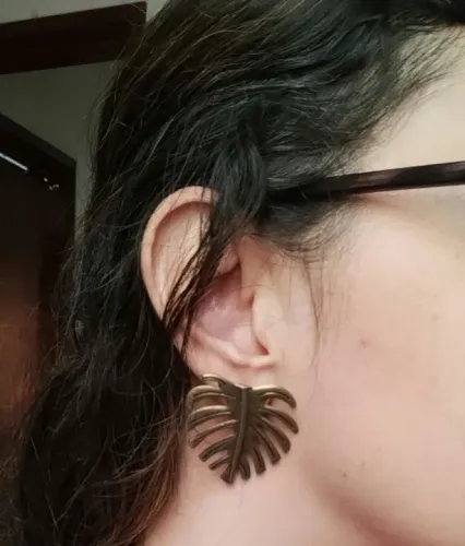 Brinco de metal formato de folha, costela de Adão (não escurece)