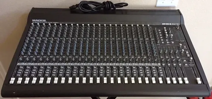 Mackie SR24-4-2 VLZ PRO em estado de novo, com manual em Português.