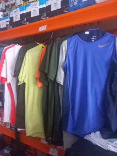 Camisas esportivas Dri-Fit Nike e Adidas