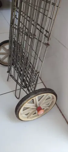 Carrinho de mão de metal antigo