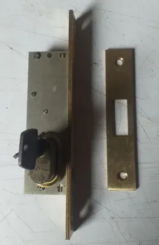 Fechadura para janela de madeira  correr 