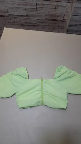 Vendo  Blusa  Croped de seda verde tamanho 13-14 anos seminovas. 