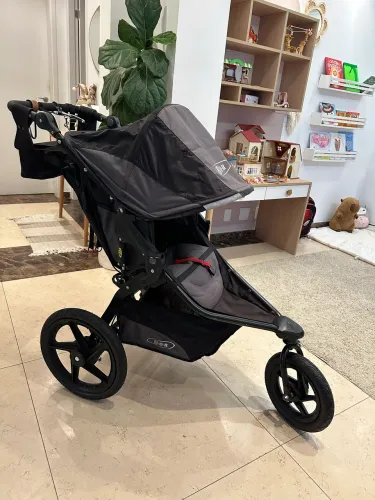 Carrinho corrida jogger BOB com molas de suspensão, amortecedor e freio de mãos.