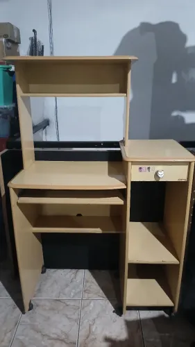 Escrivaninha de madeira