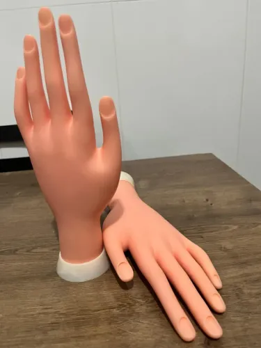 Mãos artificiais - Treino Manicure