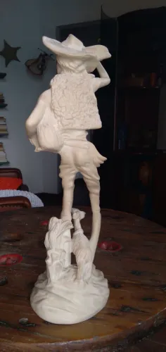 Escultura em resina de pescador  com chapéu e cãoh