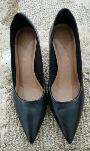 Scarpin Corello n 35, salto fino alto 9cm. Em couro legítimo preto.