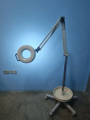 Tripé luminária com lupa e braço articulado com rodízio. Completo!