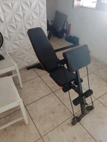 Banco supino com apoio Scott e elásticos de exercícios
